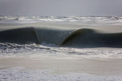 Ondas de granizo quebram na costa de Nantucket por causa do frio extremo