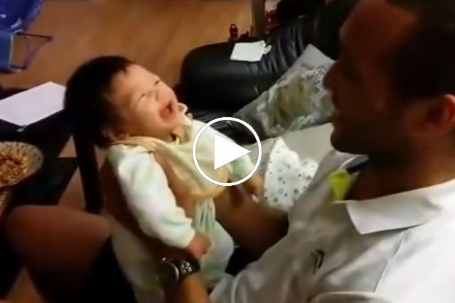 Este bebê gargalha pela primeira vez para a alegria do pai babão