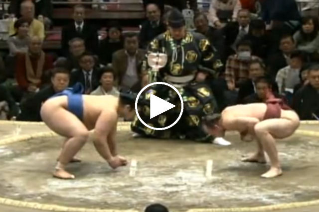 Este lutador de sumô vence um oponente com o dobro do seu tamanho de forma épica