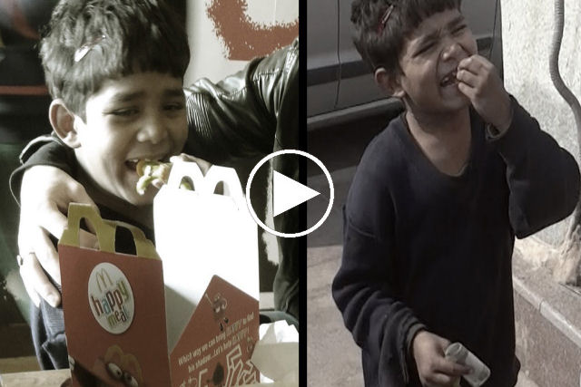 Um menino de rua indiano vai ao McDonald`s pela primeira vez