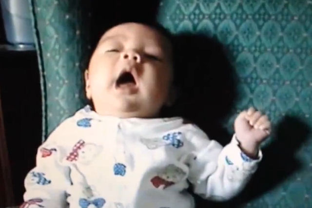 Estes bebês espirrando pela primeira vez vão colocar um riso em seu rosto