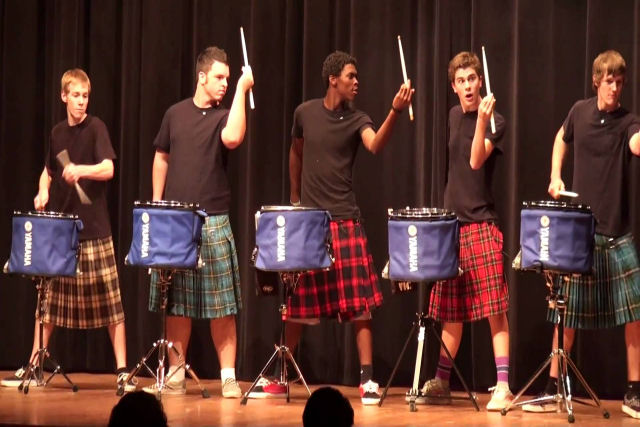 Esses garotos percussionistas subiram ao palco, e deixaram a platéia rindo à toa