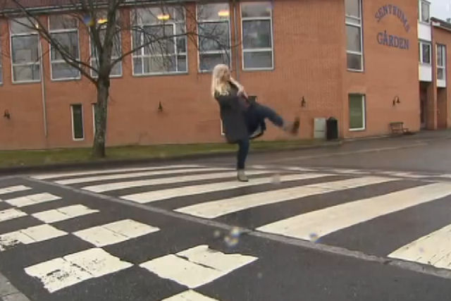Na Noruega, têm um insólito sinal de trânsito que faz a alegria dos pedestres e motoristas