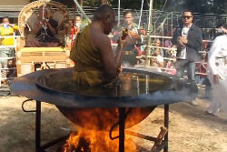 Truque ou verdade - Monge tailandês medita em tacho de óleo fervente sobre uma fogueira