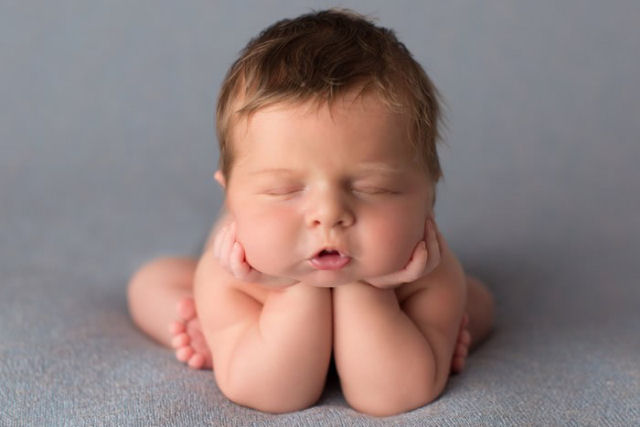 Fotgrafa britnica cria retratos insuportavelmente ternos de bebs dormindo