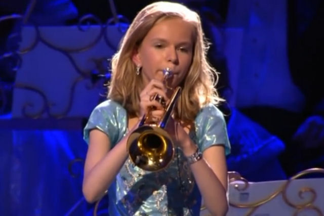 Melissa Venema toca trompete com tanta facilidade que parece estar tocando uma flauta doce