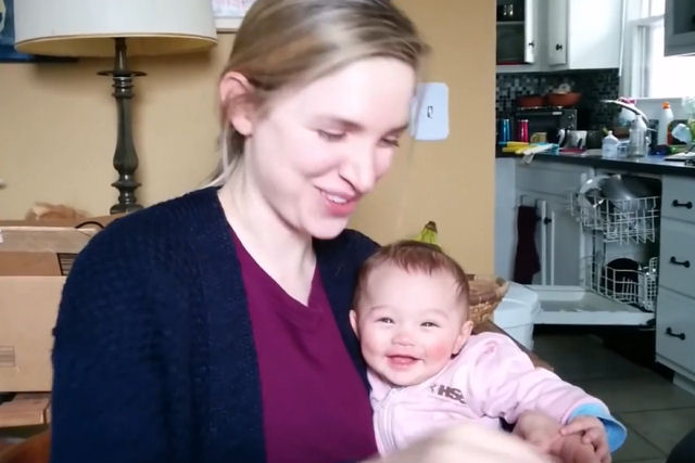 Bebê morre de rir com sua mãe comendo batatas fritas
