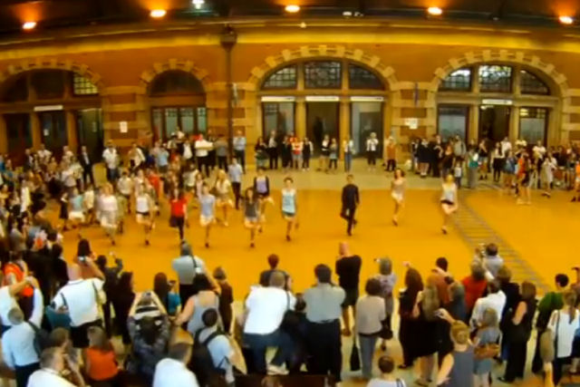 Um flashmob na Estação Ferroviária Central de Sydney no Dia de São Patrício