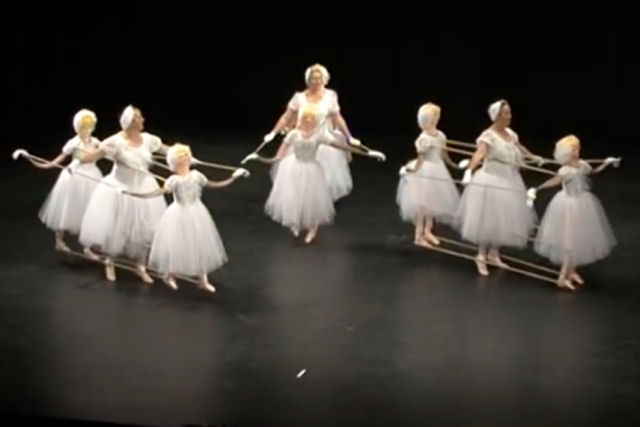 São só 3 bailarinas, até que se vestem e se transformam em 9 nesta divertida coreografia