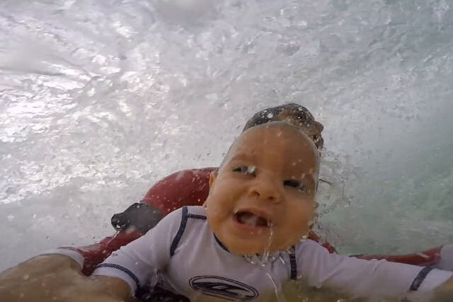 Bebê surfista: Irresponsabilidade do pai ou façanha admirável?