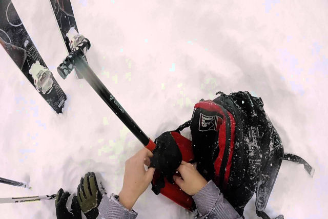 Vídeo aterrorizante capta o momento que esquiador salva seu amigo coberto por avalanche
