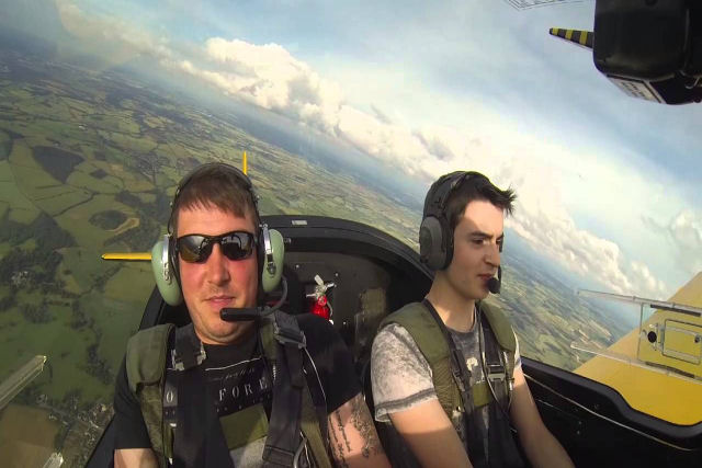 Piloto acrobático assustando seus amigos em passeio aéreo é hilário
