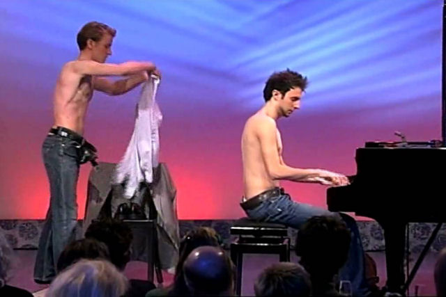 Veja só o que acontece quando esses dois decidem tocar um piano