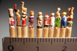 Artista alemã esculpe minúsculas esculturas em palitos de dente