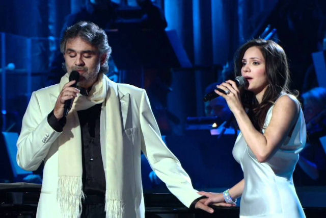 Andrea Bocelli e Katharine McPhee levam o úblico às lágrimas com o seu desempenho alucinante