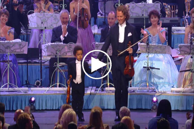 Um violinista de 5 anos debuta ante uma plateia de mais de 18.000 pessoas