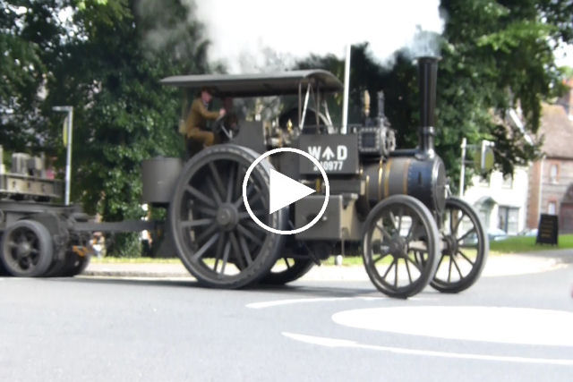 Um comboio de veículos a vapor usados na Primeira Guerra Mundial