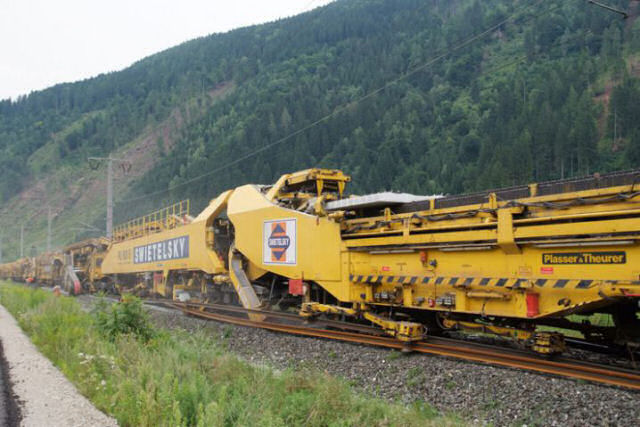 Esta máquina ferroviária de construção de linhas é hipnotizante