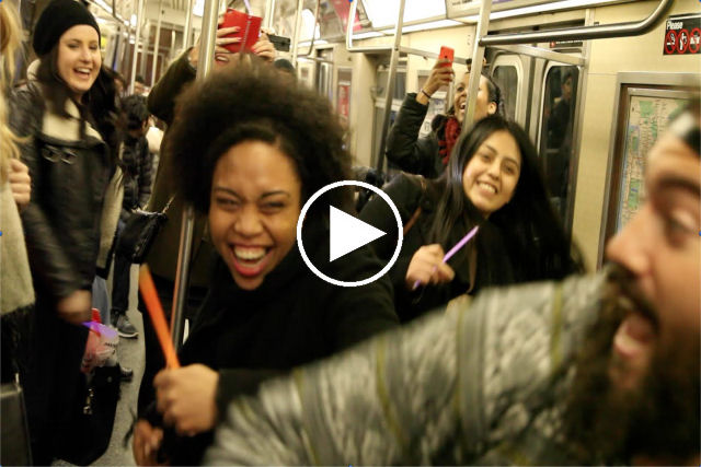 Montam uma festa no metrô de Nova York e todos se animam a dançar