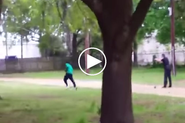 Policial americano é flagrado em vídeo assassinando um homem negro desarmado