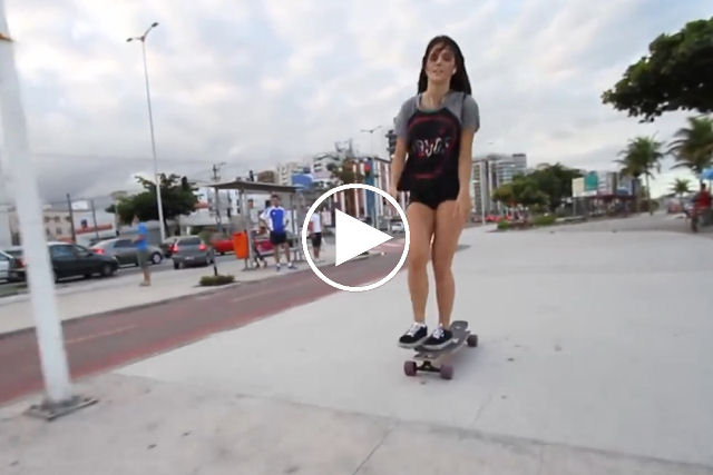Esta menina anda de skate de uma forma que você nunca viu