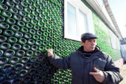 Russo constrói um casa com 12.000 garrafas de champanhe