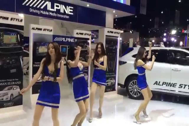 A estranha dança de garotas tailandesas em uma feira de carros