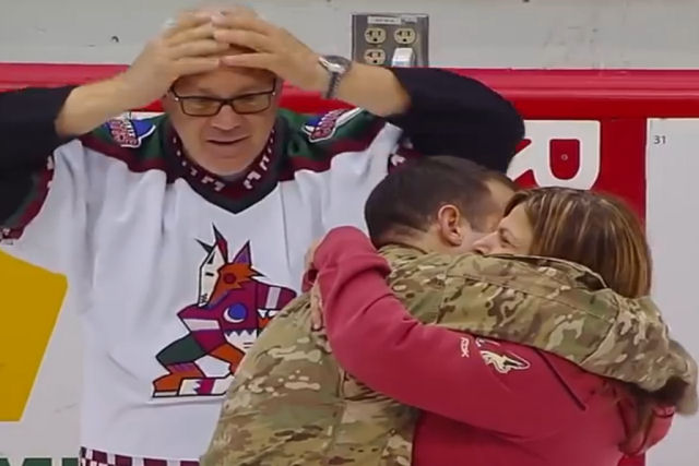 Filho surpreende os pais em jogo da NHL no seu retorno do Afeganistão