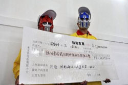 Ganhadores da loteria chinesa recebem seus prêmios vestidos como personagens dos quadrinhos para proteger sua identidade