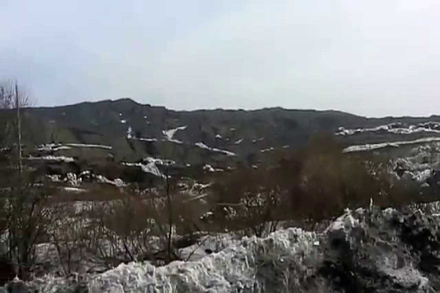 Veja como uma espetacular massa de terra engole uma rodovia na Rússia