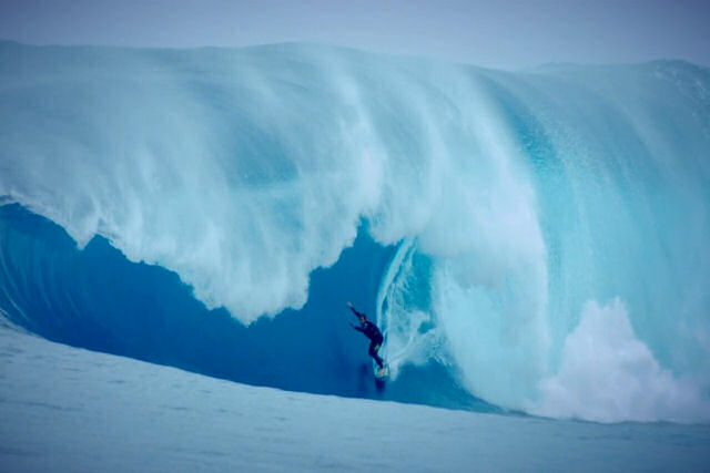 Este surfista encontra-se cara a cara com uma das ondas mais perigosas do mundo