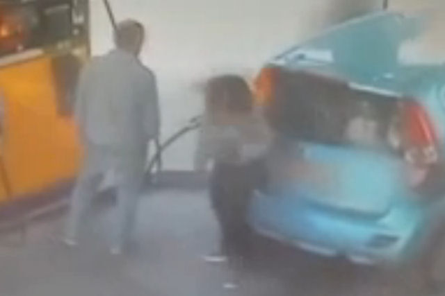 Mulher louca bota fogo em carro depois que o dono lhe negou um cigarro