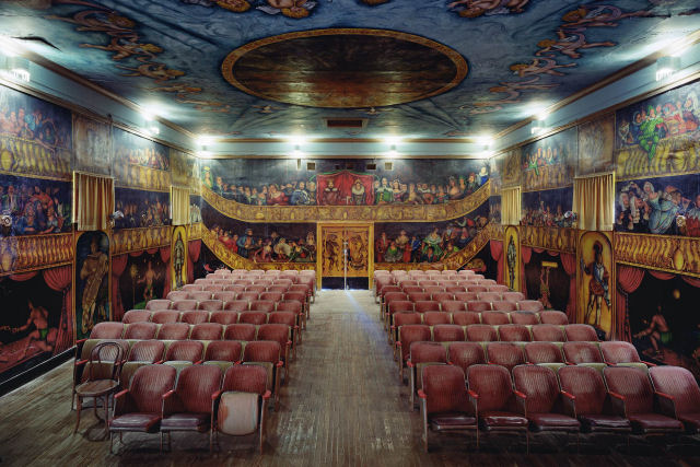 Fotografias de grande formato capturam ornamentadas casas de ópera de todo o mundo