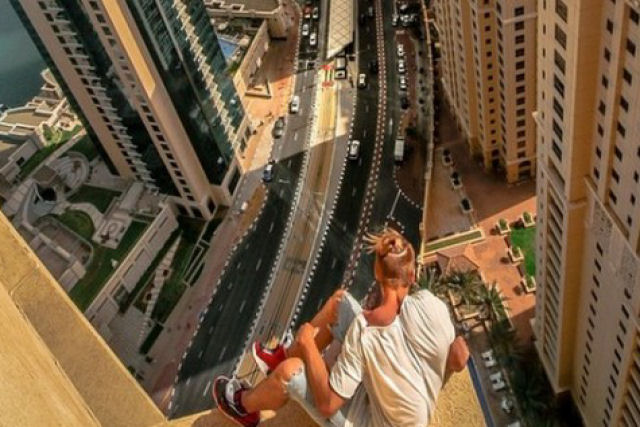 Salta de um lado a outro no 43º andar de um hotel em Dubai sem proteção