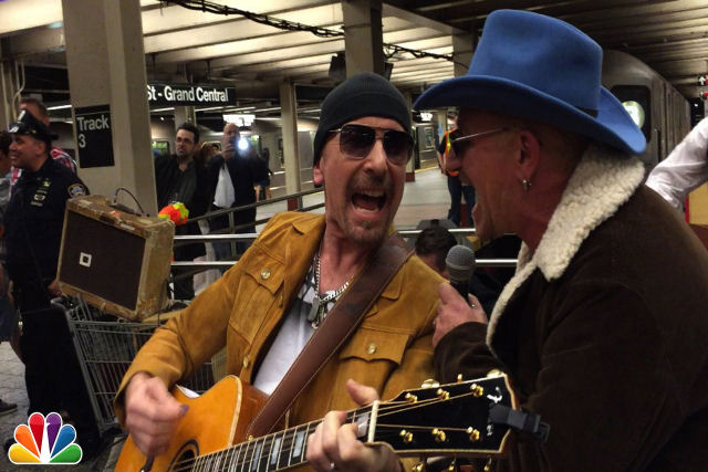 U2 e Jimmy Fallon disfarçados de músicos de rua no metrô de Nova Iorque