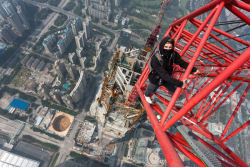 Temerários escalam um arranha-céus de 660 metros em Shenzhen, China