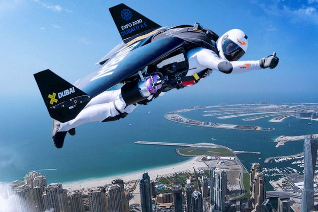 Este video em 4K de dois malucos voando com jetpacks em Dubai é surpreendentemente fantástico