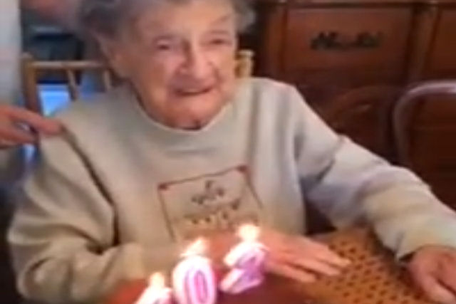 Vovó centenária acidentalmente cospe a dentadura na hora de apagar as velas do aniversário