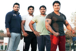Na Índia existe um povoado onde todos os homens são musculosos e treinam para ser leão-de-chácara