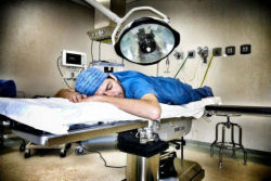 Médicos publicam fotos dormindo no trabalho para defender uma colega flagrada tirando uma soneca