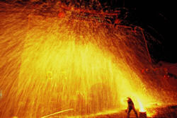 Ferreiros chineses criam chuva com ferro fundido durante ardente celebração