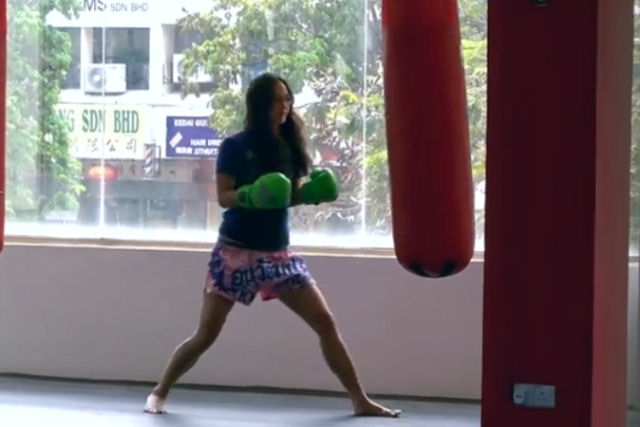 Disfarçada de nerd, campeã de Muay Thai vai para academia treinar com professores