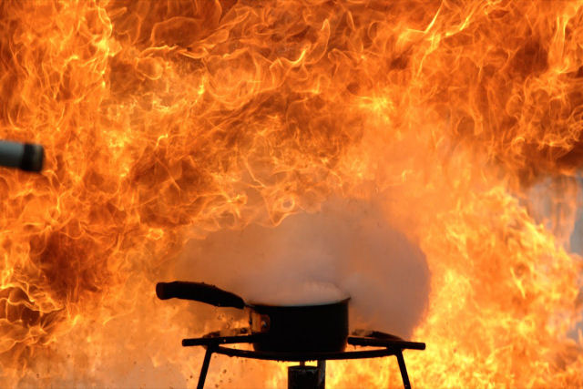 Nunca use água para apagar um incêndio provocado por óleo de cozinha fervente?
