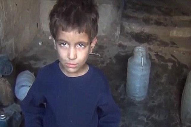 Menino sírio: tenho tanta fome que estou comendo grama