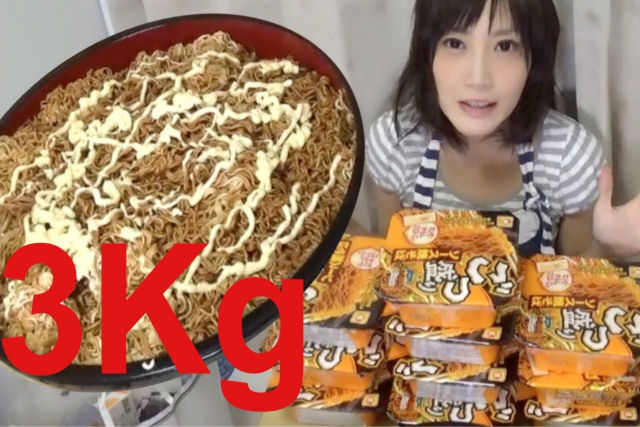 Garota japonesa come quase 3 kg de miojo