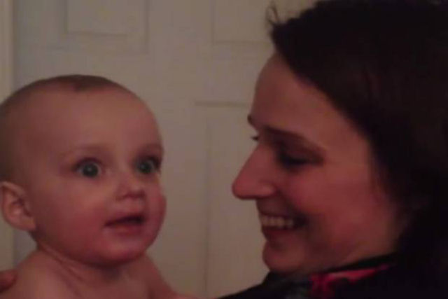 Bebê fica confuso ao ver a irmã gêmea idêntica de sua mãe