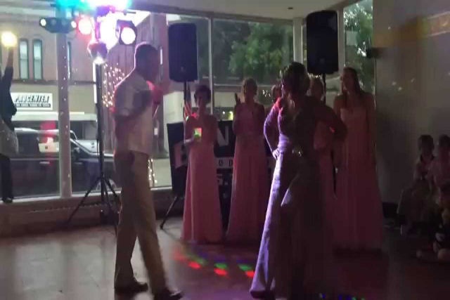 Você ainda não viu tudo em danças de casamento: faltava a deste noivo e sua mãe