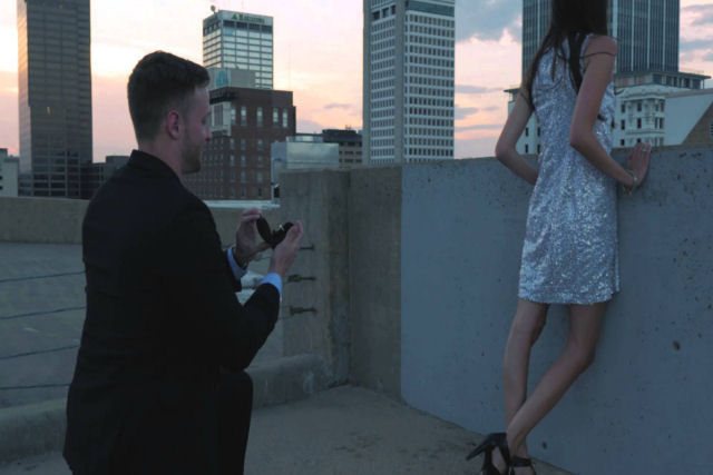 Um pedido de casamento durante filmagens deixa a noiva paralisada