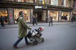 Pais suecos terão 1 mês extra de licença paga para cuidar de seus filhos