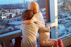 Estas pequenas descobriram a amizade e se abraçam no meio da luta contra o câncer